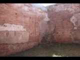 01470 ostia - regio ii - insula vi - casa dell'ercole bambino (ii,vi,3-4) - via della fontana - 2. raum von norden an der ostseite der casa - bli ri westen - 09-2022.jpg